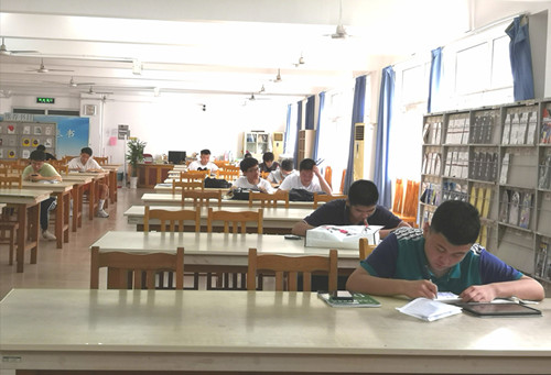 入馆的同学们专心学习 _副本.jpg