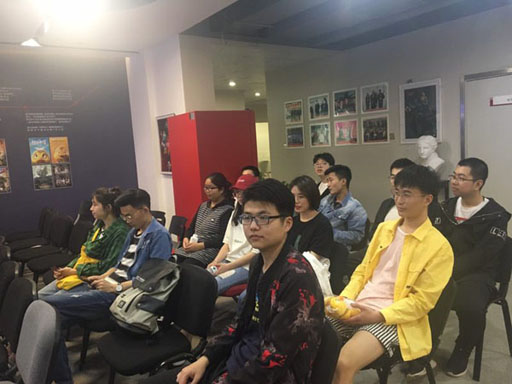 学生在进行交流学习.jpg 学生在进行交流学习.jpg