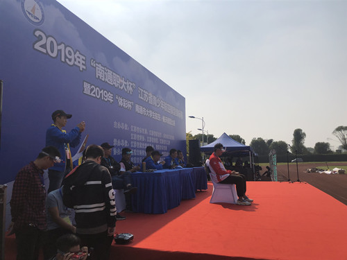 图5 十三水官网
航模队同学在进行“多旋翼飞行器穿越竞技”比赛_副本.jpg