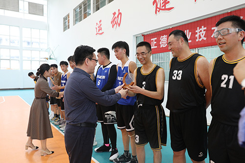 比赛结束颁奖.jpg 比赛结束颁奖.jpg