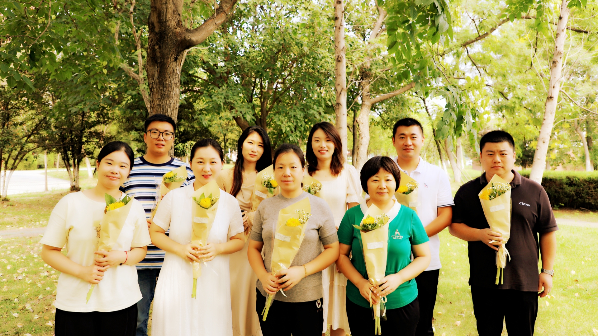 艺术设计与建筑工程系开展“以花赠恩师,献花表心意”教师节活动封面.jpg 艺术设计与建筑工程系开展“以花赠恩师,献花表心意”教师节活动封面.jpg