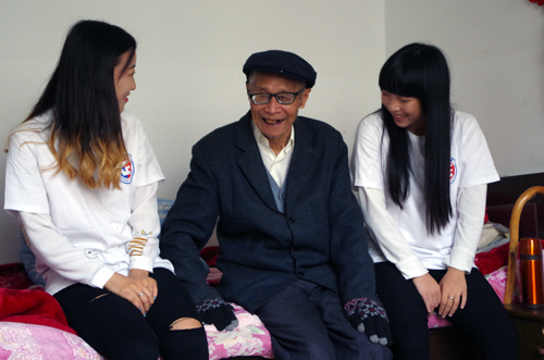 我系志愿者与老人聊天 (6).jpg