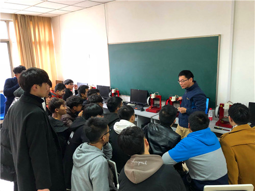 同学们在十三水游戏
大听课.jpg